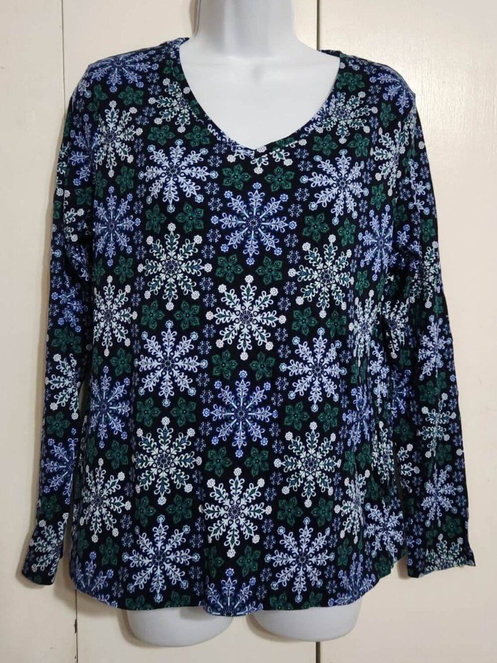 Croft & Barrow Classic Tee Womens Medium Black Blue Green Snowflake V-Neck Top